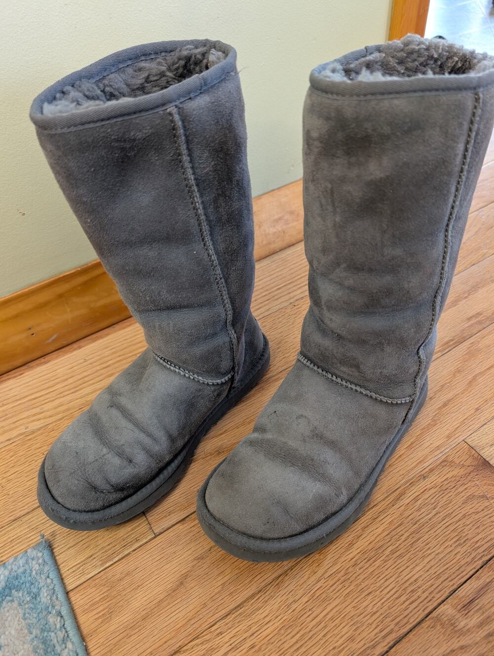 UGG Classic Tall Boot Grey Suede Sheepskin Lined Size 7 S/N 5815
